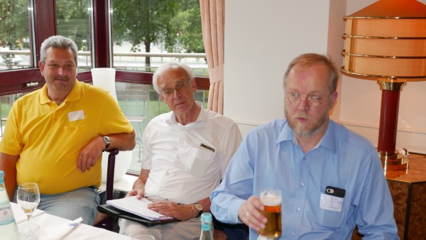 Rechts: Festredner Ralph Ebner trinkt sich noch etwas Mut an! Mitte: Kassenprüfer & Wahlleiter Hans-Josef Graefen vor seinem verschärften Bericht; links René Skunca kann der Situation nichts Böses abgewinnen!